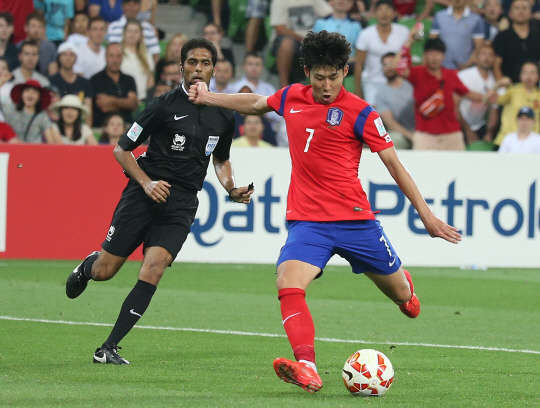 손흥민 '오늘만 두골째!'  22일 호주 멜버른 렉탱귤러 스타디움에서 열린 2015 AFC(아시아축구연맹) 아시안컵 8강전 한국 대 우즈베키스탄 경기. 손흥민이 연장 후반 두번째 골을 성공시키고 있다.  사진=연합뉴스